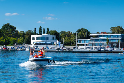 Boot fahren am Stadthafen Senftenberg, Foto: Rico Schwarze - Glücksfoto GbR