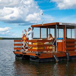 Hausboot fahren im Hafencamp, Foto: Rico Schwarze - Gl&uuml;cksfoto GbR