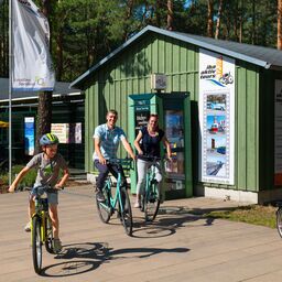 Fahrradst&uuml;tzpunkt im Familienpark, Foto: Rico Schwarze - Gl&uuml;cksfoto GbR