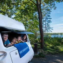 Camping mit Wohnwagen im Familienpark, Foto: Rico Schwarze - Gl&uuml;cksfoto GbR