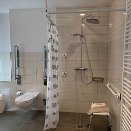 Barrierefreies Badezimmer im Reihenhaus Familienpark, Foto: Julia Kussatz